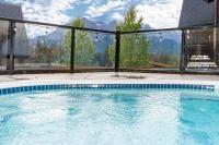 Luxurious Condo Mountain Views Hot-tub and Billiards - B&B Canmore
