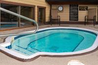 Luxurious Condo Mountain Views Hot-tub and Billiards - B&B Canmore