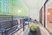 O - Bright and Spacious 3BR Getaway - 15 min to Universal -Balcony, Grill and Parking - Sleeps 13 - B&B Los Angeles