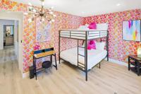 O - Bright and Spacious 3BR Getaway - 15 min to Universal -Balcony, Grill and Parking - Sleeps 13 - B&B Los Angeles
