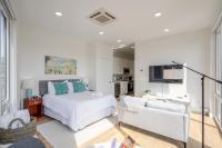 Boston Landing Luxury Studio, Roof Deck, Near MBTA - Bed and Breakfast Boston