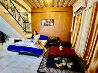 Axon Cozy Modern House Grey Near The Walking Street - Chambres d'hôtes Angeles City