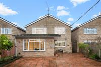 4 Bed House in Maidenhead, by ARP Homes, Driveway & Big Private Patio, Perfect Location for Business and Family Stays - Chambres d'hôtes Maidenhead