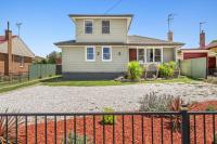 Goulburn Stay with Garden Views & Comfort - Bed and Breakfast Goulburn