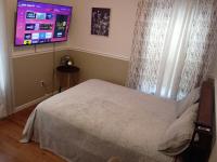 Chambre Lit Queen-Size avec Salle de Bains Commune 