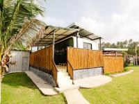 Habitación con cama extragrande y vistas a la piscina