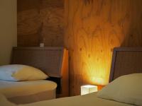 Chambre Lits Jumeaux avec Salle de Bains Commune