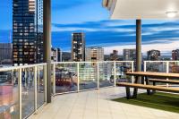 Luxe 3BR Penthouse North Terrace CBD, Parking & City Views - Chambres d'hôtes Adélaïde