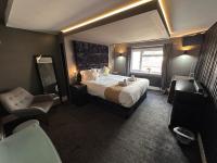 5BR Manchester Home Jacuzzi, Garden & Parking - B&B Manchester