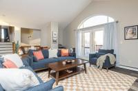 Group Escape: 6BR Hot Tub, Sauna, Game Rm & Garage - B&B Fairbanks