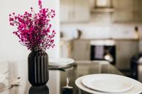 1 Bedroom apartment suite by Brookland Stays Serviced Accommodation & Short Lets in treetop hideaway with Free WiFi - B&B Southrey