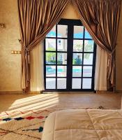 Zweibettzimmer mit Poolblick