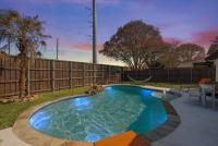 Perfect Getaway Home w Pool Jacuzzi Cinema Room - Bed and Breakfast Richardson