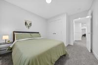 Spacious 4 Beds Sleeps 8 Near Airport Family Home - B&B Nisku