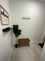 Serene Cozy 1BDRM Condo near Sherway Mall, Lakeshore, & Airport - Chambres d'hôtes Toronto
