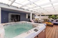 35 South - Pet Friendly Beach House with Pool, Spa - Bed and Breakfast Vincentia
