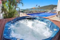 OCEAN VIEWS 16 pool & Spa Wi-FI - Bed and Breakfast Airlie Beach
