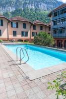 Surfers Lodge near Interlaken, at lake with pool - Chambres d’hôtes Därligen