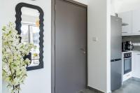 Azoria - Stylish 1-BR Apartment & Balcony in Kiti - B&B Kíti