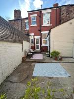 Cosy Victorian 2 bed - Nr Penny Lane with parking - B&B Liverpool