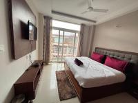 Deluxe Two-Bedroom Apartment with Garden View