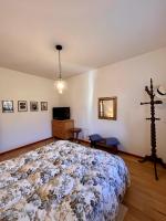 Villa rossa con portico e giardino - B&B Cremeno