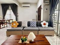 Charming 4BR Family House Quite Area & Cozy - Bed and Breakfast Simpang Ampat