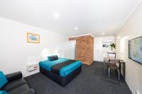 Habitación con cama extragrande.