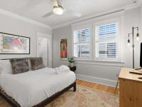 Charming 4BR Bungalow - Steps to Clarendon METRO - Bed and Breakfast Arlington