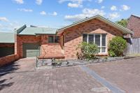Kiama Beach Retreat - Big Yard & Movie Lounge - Bed and Breakfast Kiama