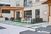 Beautifully Furnished One Bedroom Apartment in the Heart of West Village Dallas with Pool and Free Parking - Chambres d'hôtes Dallas