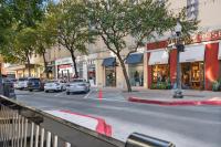 Stylish One Bedroom Uptown Dallas Stay with Free Parking near West Village - Chambres d'hôtes Dallas