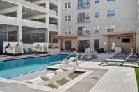 Stylish One Bedroom Uptown Dallas Stay with Free Parking near West Village - Chambres d'hôtes Dallas