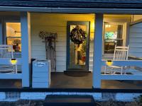 Clayton's 1910 Restored Mill House-near Burlington - Bed and Breakfast Graham