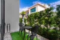Luxury 2 Bedroom Private Pool Villa in Kamala Walk to Beach Shops and Dining - Chambres d'hôtes Ban Kamala