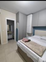 Apto ALTO PADRÃO com Churrasqueira, Cama Ortopedica e ar Condicionado 300m da praia acomoda 06 PESSOAS - Chambres d'hôtes Bugres