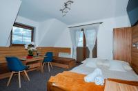 Vierpersoonskamer met Eigen Badkamer en Uitzicht op de Bergen