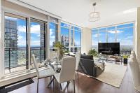 Ultra Luxurious 2.5 Bedroom 2 Full Bathroom 1 Parking Condo Near SQ1 Striking Views - Chambres d'hôtes Mississauga