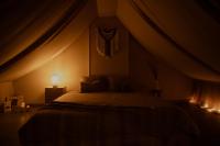 Zimmer mit Queensize-Bett und Whirlpool-Badewanne