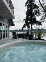 Hood Canal Escape- upscale meets the rocky shores! - Ferienwohnung Belfair