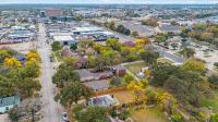 Walk to stadium! Cozy 2BR home - historic district - B&B Arlington