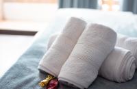 Habitación con cama grande y balcón