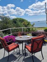 Blue Hills Luxury Apartment, Bay Front with Parking - B&B Falmouth