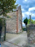 Converted 2BR School house close to city centre, includes free parking - Chambres d'hôtes Édimbourg