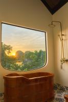 Zimmer mit Kingsize-Bett und Bergblick