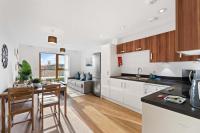 Brighton Getaway - Modern Apartment with Balcony - Bed and Breakfast Brighton