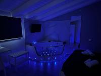 Zimmer mit Kingsize-Bett und Whirlpool