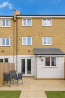 Habitación con cama extragrande y vistas al jardín