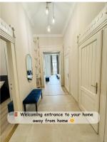 Stylish Parisian 3BR in Central Budapest, Sleeps 9 - B&B Budapest