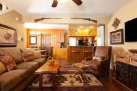 Grandview 1 Rustic Retreat - WiFi - Cable - Fireplace - Grill - One Block from Main Street! - B&B Red River